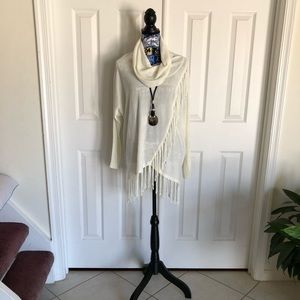 🎈SOLD🎈White sweater with fringe